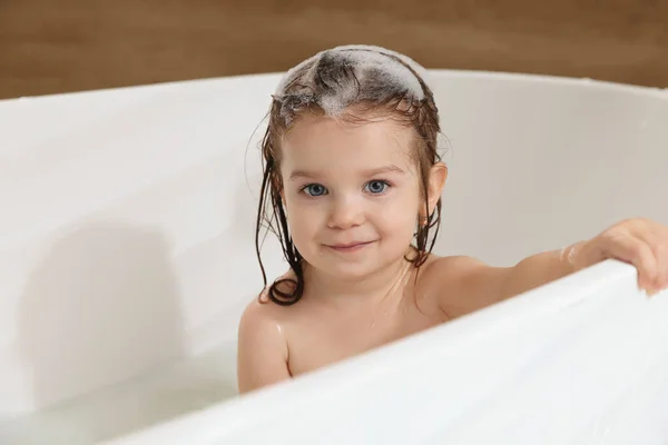 Мила Маленька Дівчинка Миє Волосся Шампунем Ванній — стокове фото