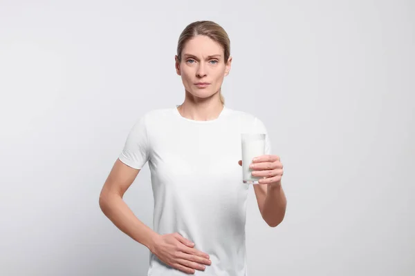 Kvinna Med Glas Mjölk Lider Laktosintolerans Vit Bakgrund — Stockfoto