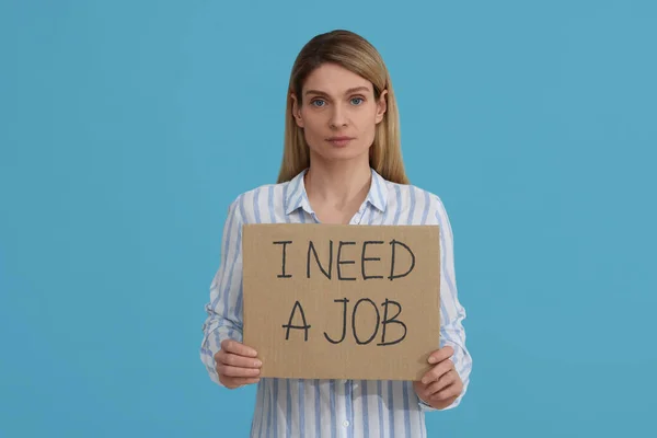 Disoccupato Donna Possesso Segno Con Frase Bisogno Lavoro Sfondo Azzurro — Foto Stock