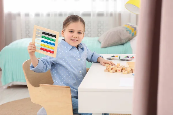 Söt Liten Flicka Med Färgglada Trä Abacus Vid Skrivbordet Rummet — Stockfoto