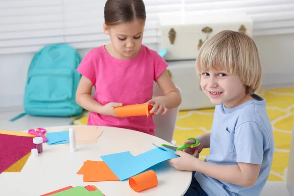 Милые Дети Делают Бумажные Игрушки Столом Комнате Домашнее Рабочее Место — стоковое фото