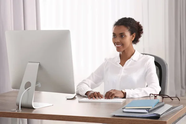 Lächelnde Afroamerikanische Praktikantin Arbeitet Mit Computer Tisch Büro — Stockfoto