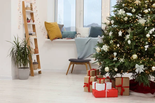 Beautiful Christmas Tree Gift Boxes Stylish Room Interior Design — Zdjęcie stockowe