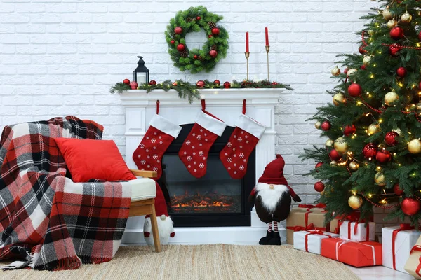 装饰有圣诞树和壁炉的舒适房间作为圣诞节的装饰 室内设计 — 图库照片