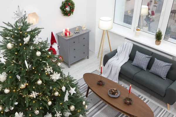Krásný Vánoční Stromek Stylový Nábytek Útulném Pokoji Nad Výhledem Návrh — Stock fotografie