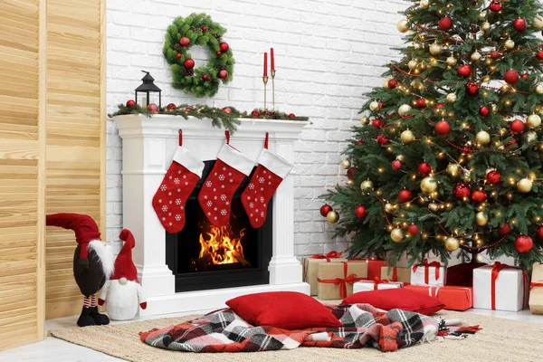 Noel Için Süslenmiş Ağaç Şömineli Rahat Bir Oda Tasarım — Stok fotoğraf