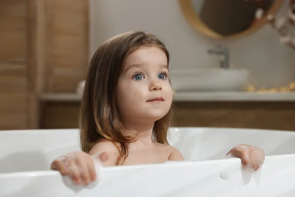 Nettes Kleines Mädchen Der Badewanne Hause Haarwäsche — Stockfoto