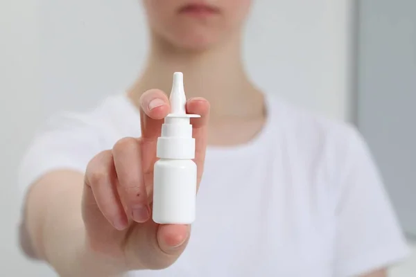 Mulher Segurando Frasco Spray Nasal Dentro Casa Close — Fotografia de Stock