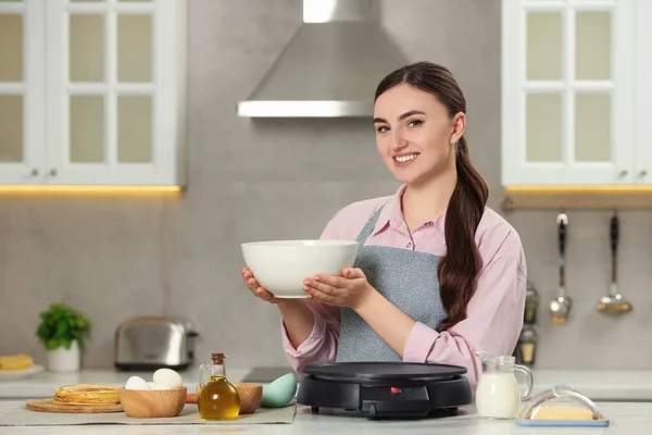 Щаслива Жінка Тістом Крепів Білому Мармуровому Столі Кухні — стокове фото