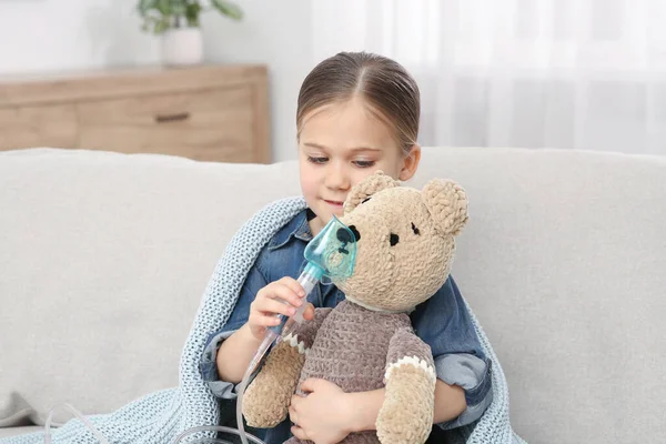 Dziewczynka Zabawkowym Miśkiem Nebulizatorem Inhalacji Sofie Domu — Zdjęcie stockowe