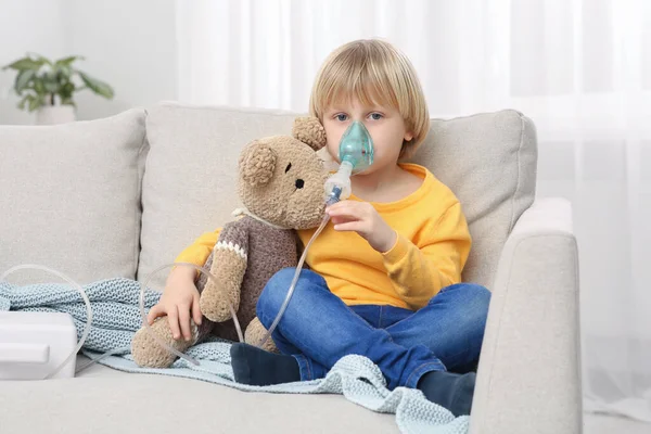 Menino Com Urso Brinquedo Usando Nebulizador Para Inalação Casa — Fotografia de Stock