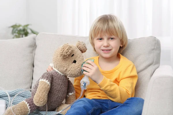 Szczęśliwy Chłopiec Zabawkowym Niedźwiedziem Nebulizatorem Inhalacji Domu — Zdjęcie stockowe