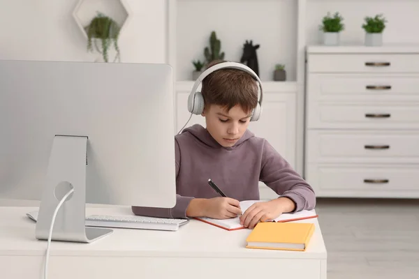 Chlapec Psát Notepadu Při Použití Počítače Sluchátka Stole Místnosti Domácí — Stock fotografie