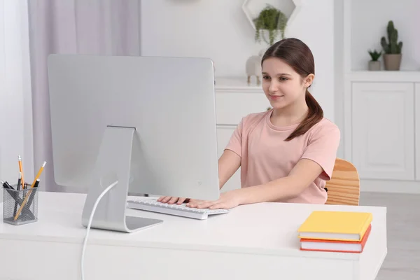 可爱的女孩在房间的桌上用电脑 家庭工作场所 — 图库照片