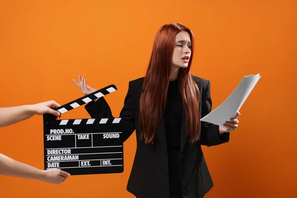 Aktris Rolünü Oynarken Ikinci Asistan Kamera Turuncu Arka Planda Çırpıyor — Stok fotoğraf