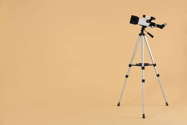 Stativ Mit Modernem Teleskop Auf Beigem Hintergrund Platz Für Text — Stockfoto