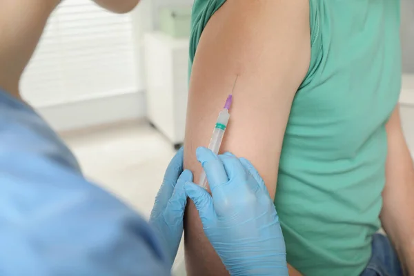 医生在诊所给病人注射肝炎疫苗 — 图库照片
