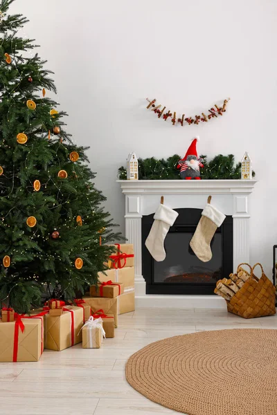 クリスマスツリーとリビングルームのお祝いの装飾の下で多くの異なるギフトボックス — ストック写真