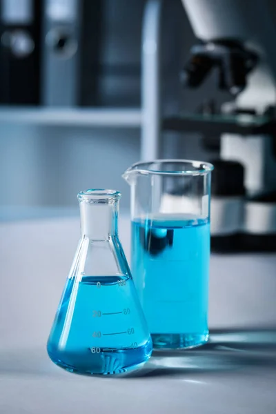 Различные Лабораторные Стекла Светло Голубой Жидкостью Столе — стоковое фото