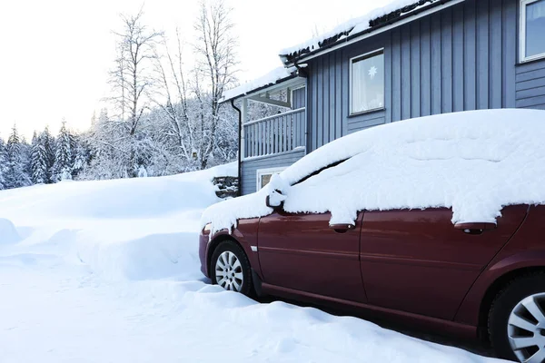 Auto Moderna Coperta Neve Vicino Edificio Giorno Inverno — Foto Stock