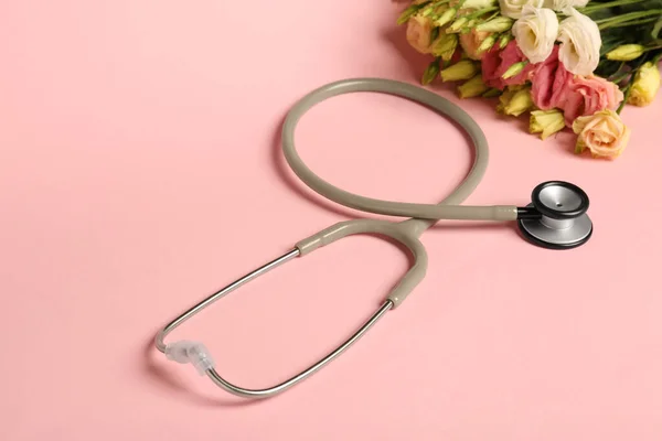 Stethoscope Eustoma Virágok Rózsaszín Háttérrel Boldog Orvosnapot — Stock Fotó
