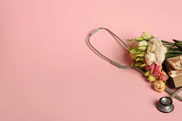Stethoscope Κουτί Δώρου Και Λουλούδια Του Ευστώματος Ροζ Φόντο Χώρο — Φωτογραφία Αρχείου