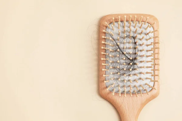 Sikat Kayu Dengan Rambut Yang Hilang Pada Latar Beige Pemandangan — Stok Foto