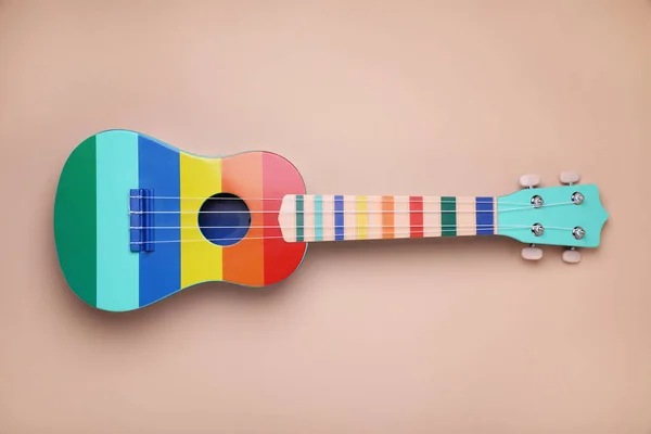 Ukulele Colorido Fundo Bege Vista Superior Instrumento Musical Cordas — Fotografia de Stock