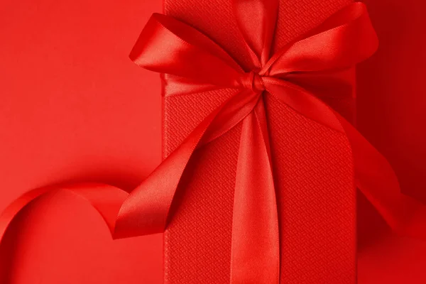 Mooie Geschenkdoos Met Strik Rode Achtergrond Bovenaanzicht — Stockfoto