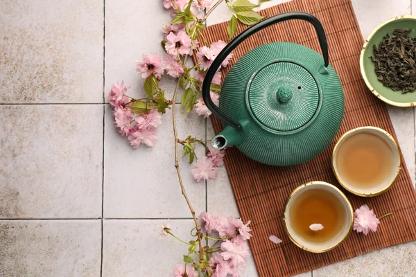 Traditionelle Zeremonie Aufgebrühter Tee Teekanne Getrocknete Blätter Und Sakura Blumen — Stockfoto