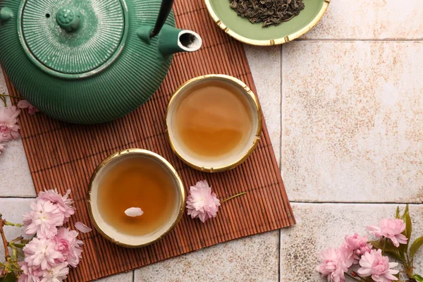 Tradycyjna Ceremonia Filiżanka Parzonej Herbaty Czajniczek Suszone Liście Kwiaty Sakura — Zdjęcie stockowe