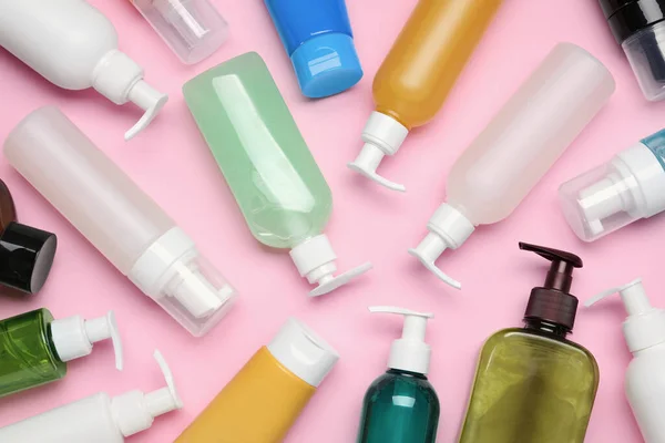 Verschillende Reinigingsmiddelen Roze Achtergrond Plat Gelegd Cosmetisch Product — Stockfoto