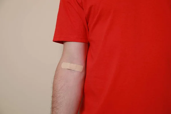 Ιδέα Της Αιμοδοσίας Άντρας Αυτοκόλλητο Σοβά Στο Χέρι Μπεζ Φόντο — Φωτογραφία Αρχείου