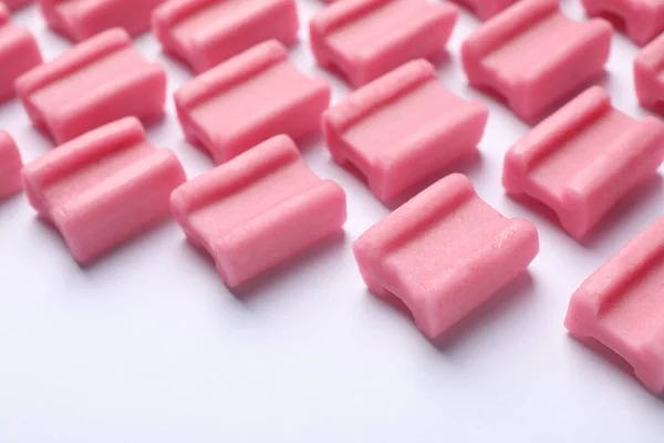 Lekker Roze Kauwgom Witte Achtergrond Close — Stockfoto