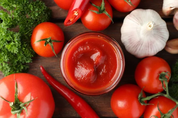 Vaso Ketchup Saporito Ingredienti Tavola Legno Posa Piatta — Foto Stock