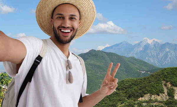 Usmívající Mladý Muž Slamáku Brát Selfie Ukazovat Znamení Míru Horách — Stock fotografie