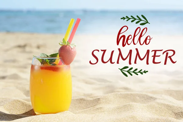 Ciao Summer Bicchiere Cocktail Con Fragola Sulla Spiaggia Sabbiosa Vicino — Foto Stock