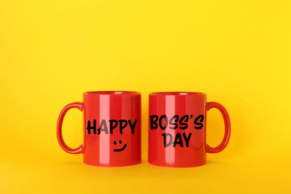 ハッピーボスの日 黄色の背景に赤いマグカップとグリーティングカードのデザイン — ストック写真