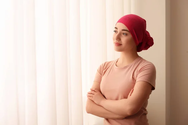 癌症患者 靠近窗户的戴头巾的年轻女人 文字空间 — 图库照片