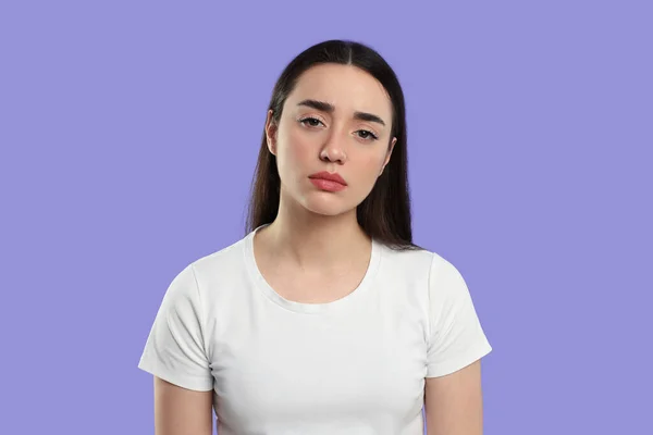 紫の背景に疲れた若い女性 不眠症の問題 — ストック写真