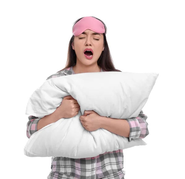 白い背景に睡眠マスクと枕のあくびをしている疲れた若い女性 不眠症の問題 — ストック写真