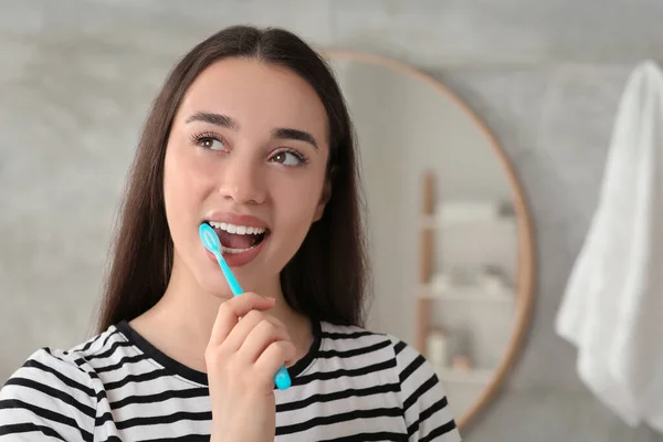 Ung Kvinna Borsta Tänderna Med Plast Tandborste Badrummet — Stockfoto