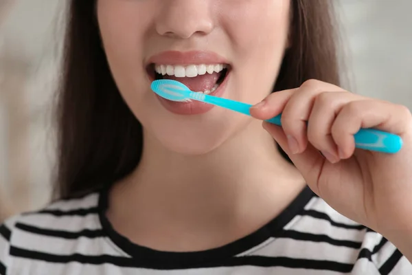 Mulher Escovar Dentes Com Escova Dentes Plástico Dentro Casa Close — Fotografia de Stock