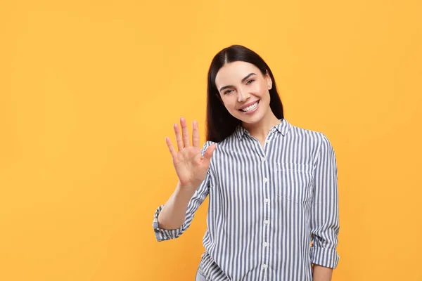 Mujer Feliz Dando Cinco Alto Sobre Fondo Naranja Espacio Para — Foto de Stock