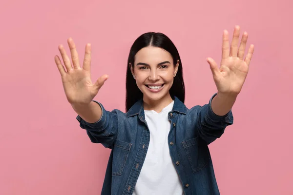 Ευτυχισμένη Γυναίκα Δίνει Κόλλα Πέντε Και Δύο Χέρια Ροζ Φόντο — Φωτογραφία Αρχείου