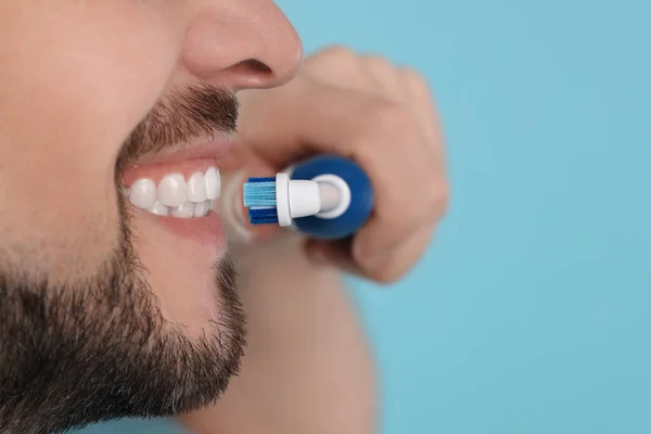 Man Brushing His Teeth Electric Toothbrush Light Blue Background Closeup — Stock Photo, Image