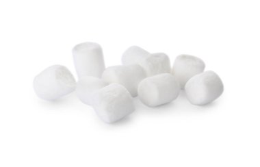 Lezzetli puf puf şekerlemeleri beyaza izole edilmiş.