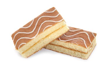 Lezzetli ev yapımı sünger kekleri beyaza izole edilmiş.