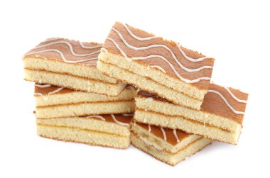 Lezzetli ev yapımı sünger kekleri beyaza izole edilmiş.