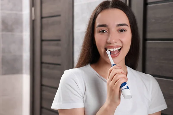 Mladá Žena Čištění Zubů Elektrickým Zubním Kartáčkem Koupelně — Stock fotografie